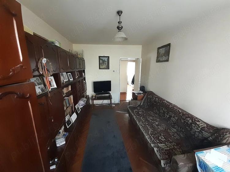 Apartament cu 3 camere semidecomandat în Cetate