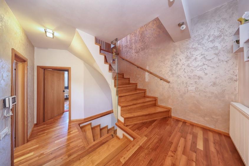 Duplex cu 4 camere cu Canalizare în Central
