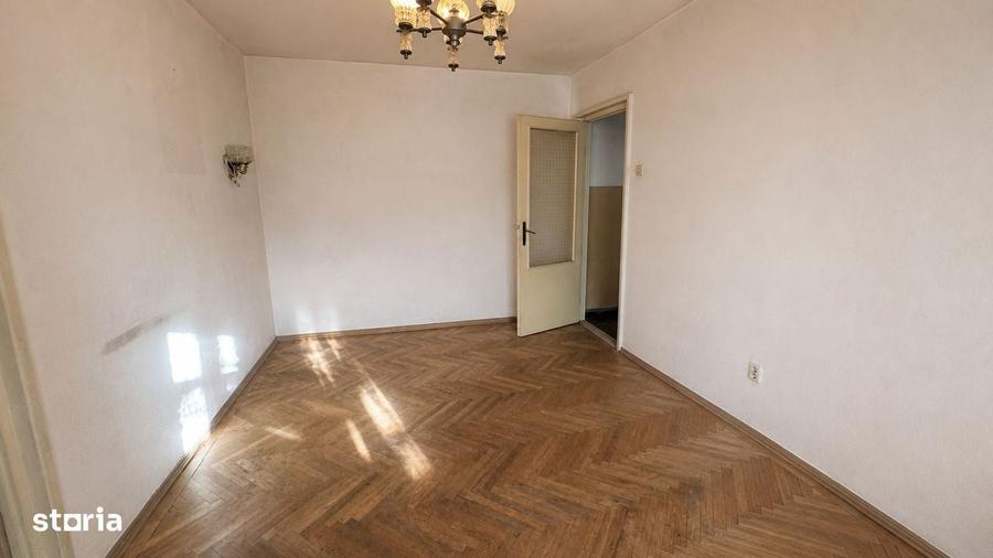 Apartament cu 3 camere semidecomandat în Central