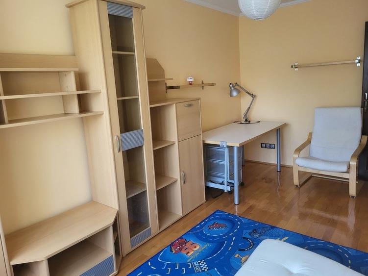 Apartament cu 3 camere decomandat, mobilat în Decebal