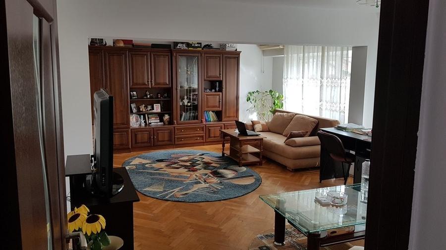 Apartament cu 4 camere semidecomandat în Frumoasa
