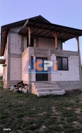Casă cu 4 camere în Comana