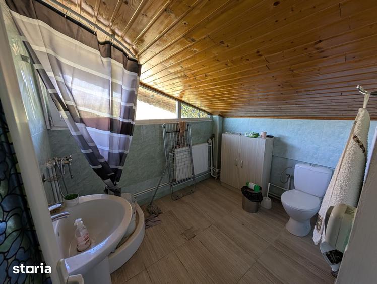 Casă cu 5 camere cu Teren 2100 Mp în Stoenești