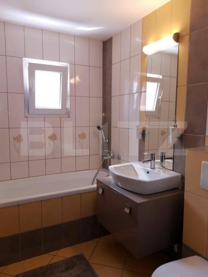 Apartament cu 3 camere semidecomandat, mobilat în Între Lacuri