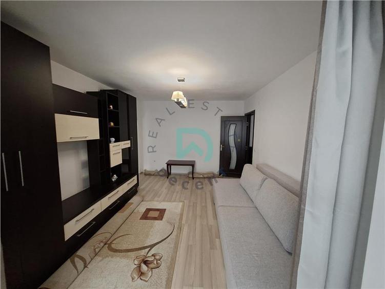 Apartament cu 3 camere semidecomandat în Tractorul