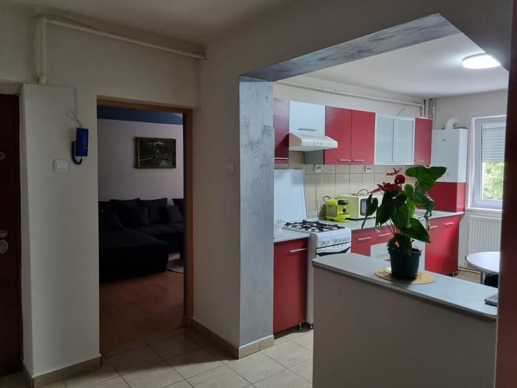 Apartament cu 3 camere decomandat în Central