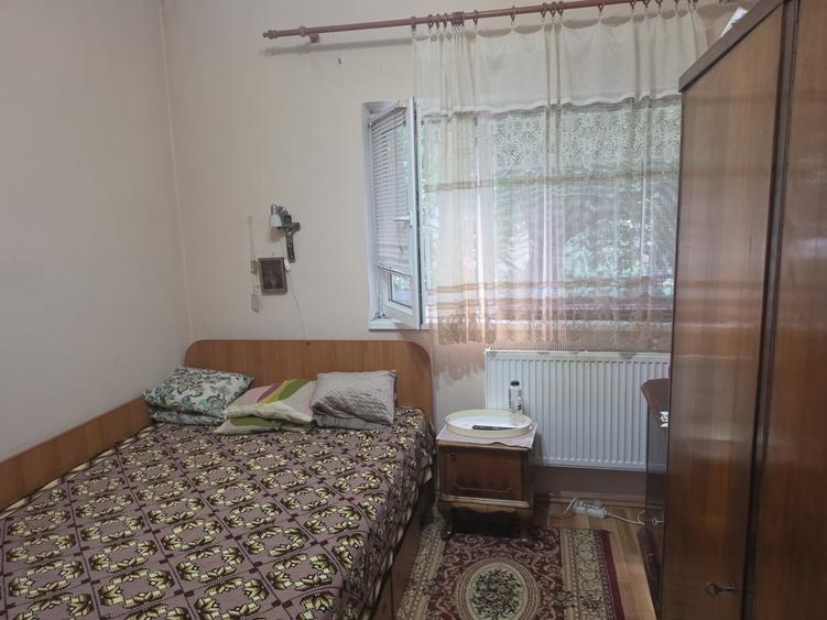 Casă individuală cu 9 camere cu Canalizare în Vatra Luminoasă