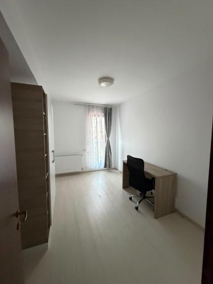 Apartament cu 4 camere decomandat în Sisești