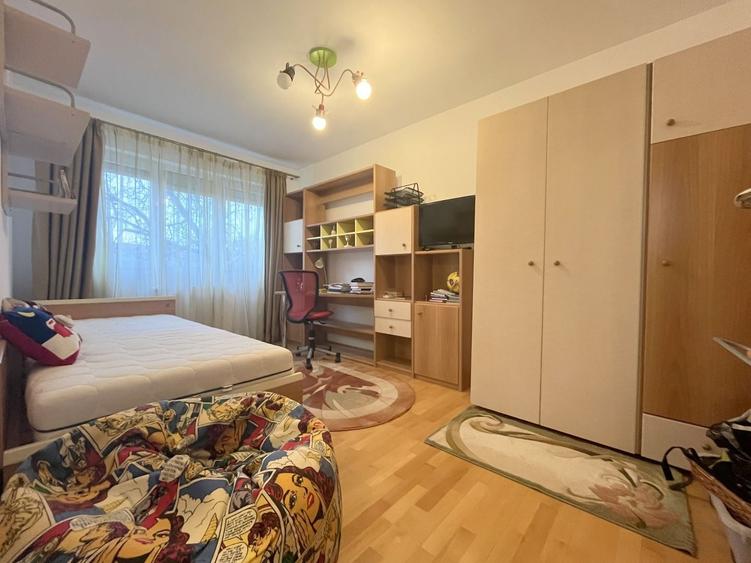 Apartament cu 4 camere decomandat, mobilat în Central