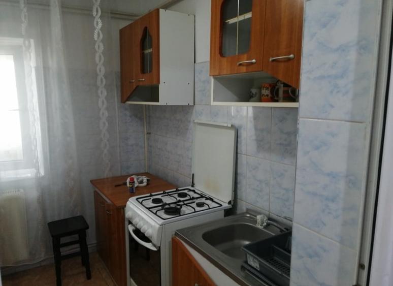 Apartament cu 3 camere decomandat, mobilat în Dacia