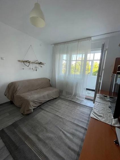 Apartament cu 2 camere semidecomandat în Podu Roș