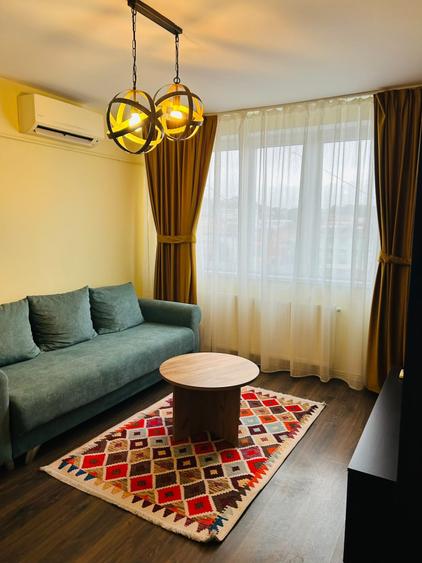 Apartament cu 3 camere semidecomandat în Central