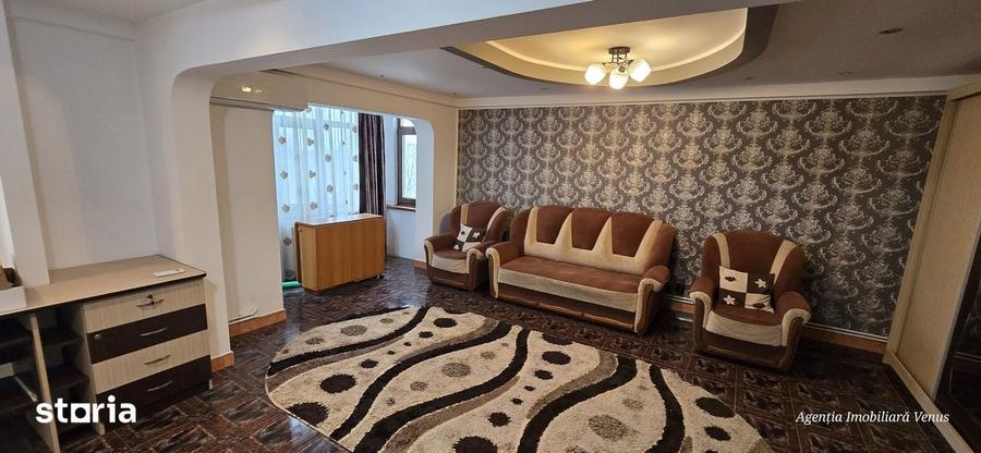 Apartament cu 4 camere decomandat în Central