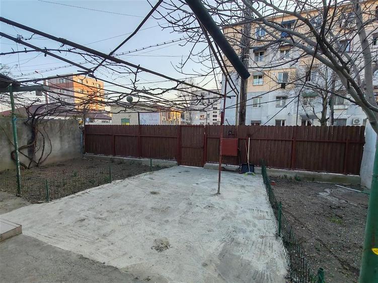 Casă cu 5 camere cu Teren 290 Mp în Podul de Piatră