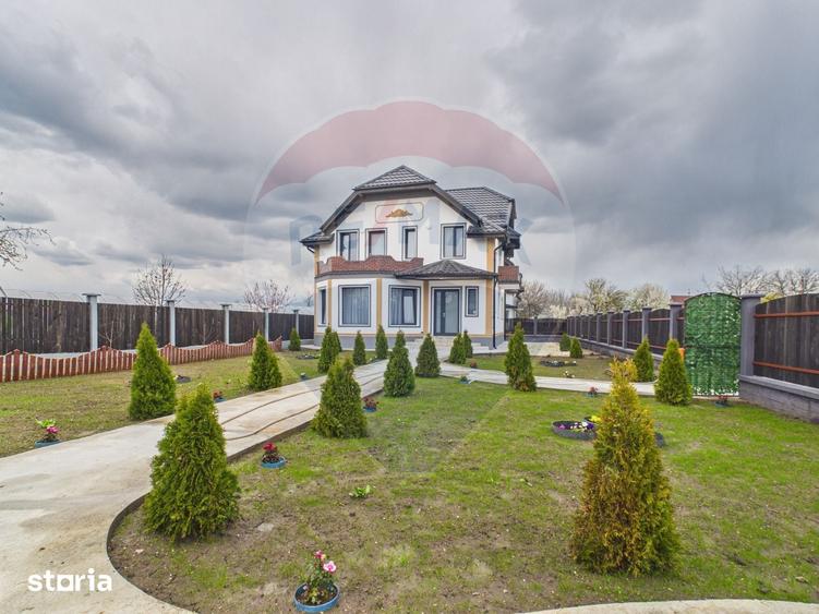 Casă cu 5 camere cu Teren 457 Mp în Vărăști