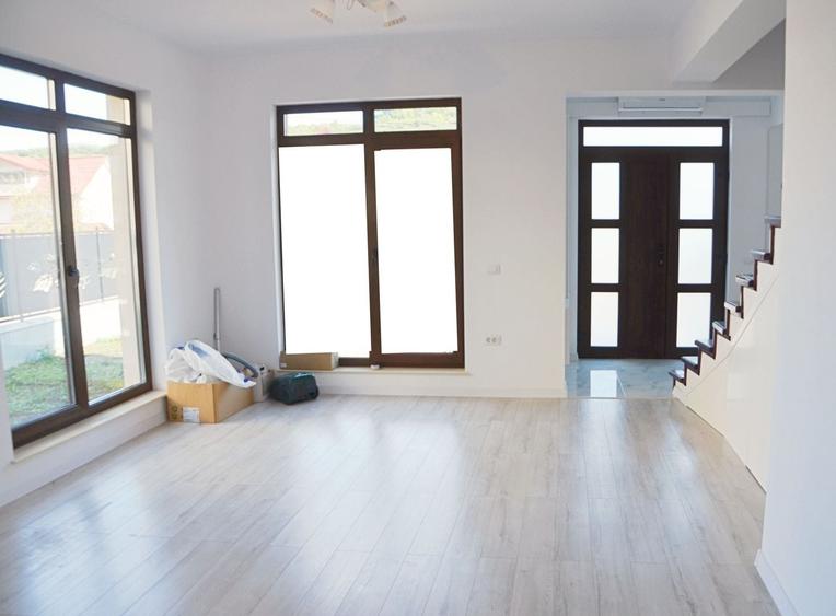 Duplex cu 3 camere cu Canalizare în Bucium