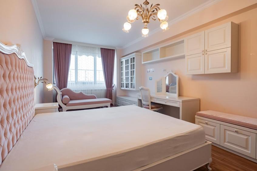 Penthouse cu 5 camere decomandat, mobilat în Central