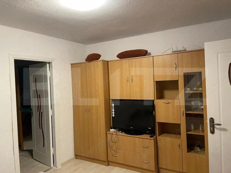 Apartament cu 3 camere semidecomandat, mobilat în Rovinari