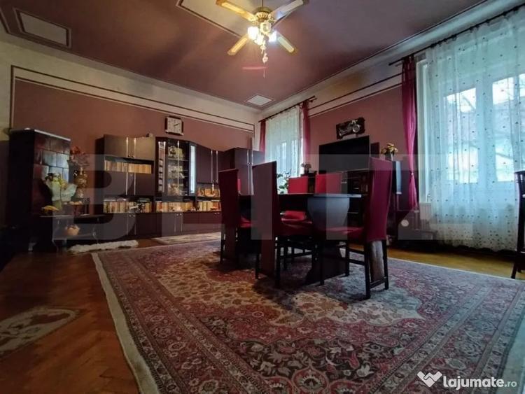 Apartament cu 4 camere decomandat în P-ța Maria