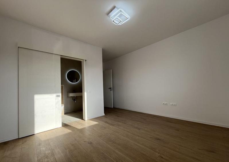 Apartament cu 3 camere decomandat în Tractorul