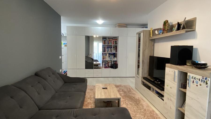 Apartament cu 3 camere semidecomandat, mobilat în Turnișor