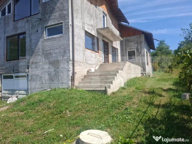 Casă cu 7 camere cu Teren 1832 Mp în Glod