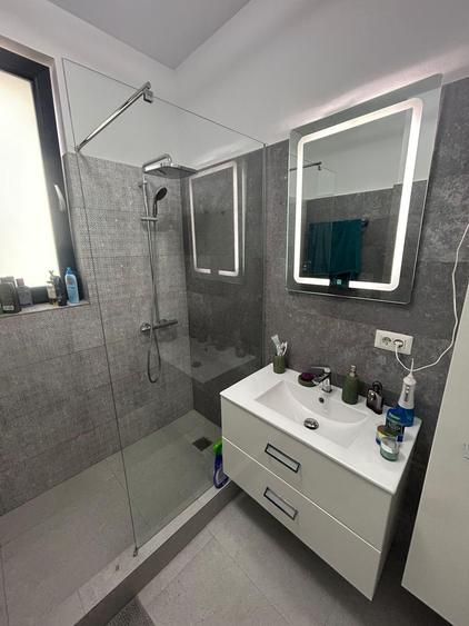 Duplex cu 4 camere cu Canalizare în Est