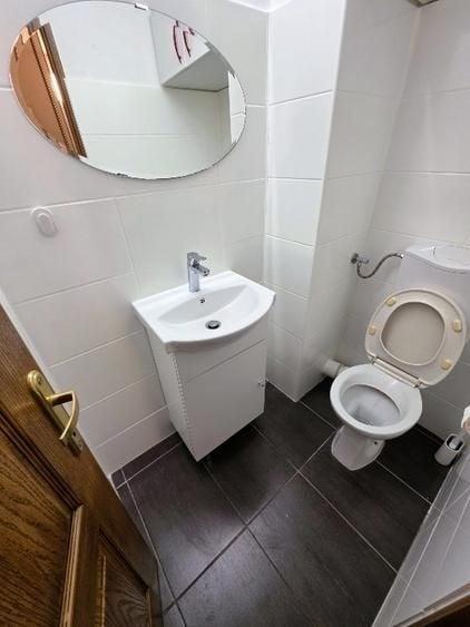 Apartament cu 3 camere semidecomandat, mobilat în Băneasa