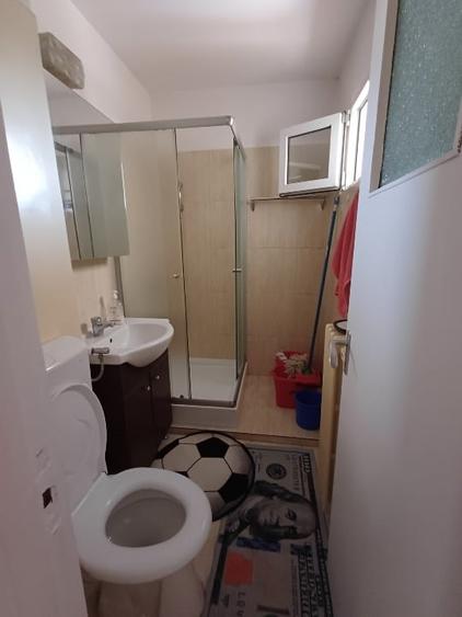 Apartament cu 3 camere semidecomandat, mobilat în Titan