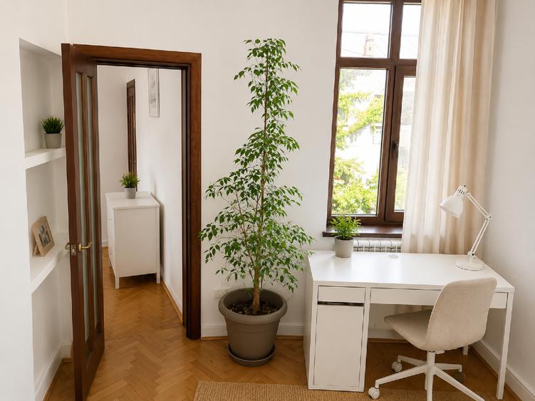 Apartament cu 5 camere semidecomandat, mobilat în Universitate