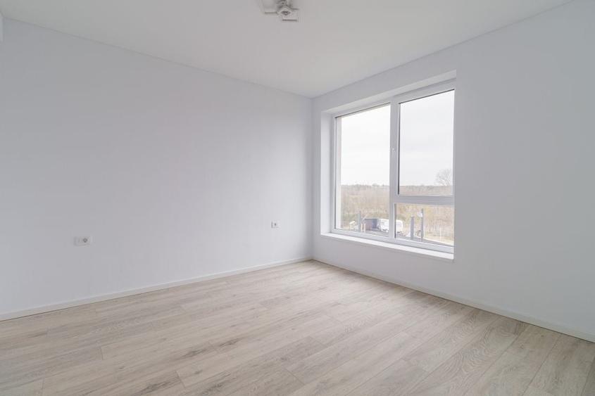 Apartament cu 5 camere semidecomandat, mobilat în 1 Decembrie