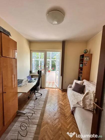 Apartament cu 3 camere semidecomandat în Peninsula