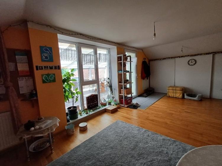 Casă individuală cu 11 camere cu Canalizare în Central