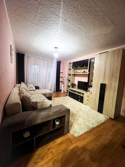 Apartament cu 3 camere decomandat în Scornicești