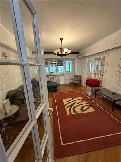 Apartament cu 4 camere decomandat, mobilat în Calea Victoriei