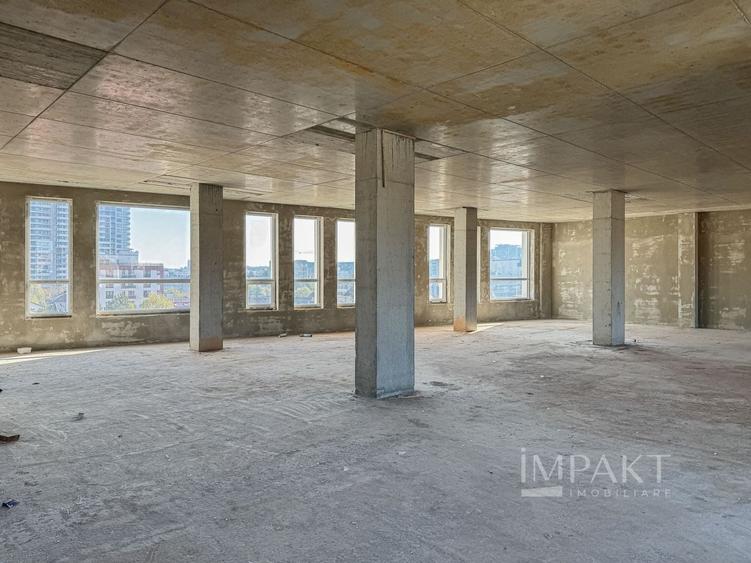 Birou, de 1,600 mp, în Central