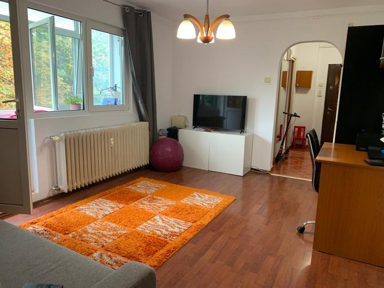 Apartament cu 3 camere semidecomandat în Berceni