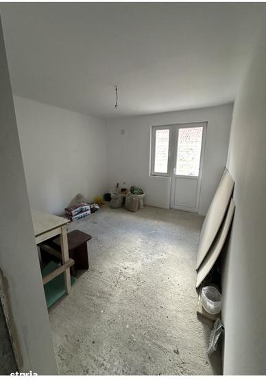 Casă cu 7 camere cu Teren 323 Mp în Petros