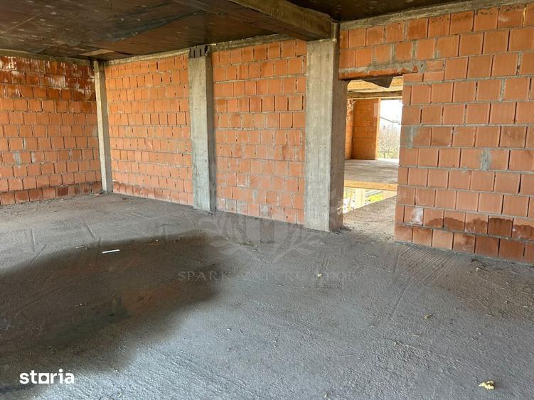 Casă cu 6 camere cu Teren 1600 Mp în Târgșoru Vechi