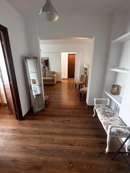 Apartament cu 2 camere semidecomandat, mobilat în 1 Mai