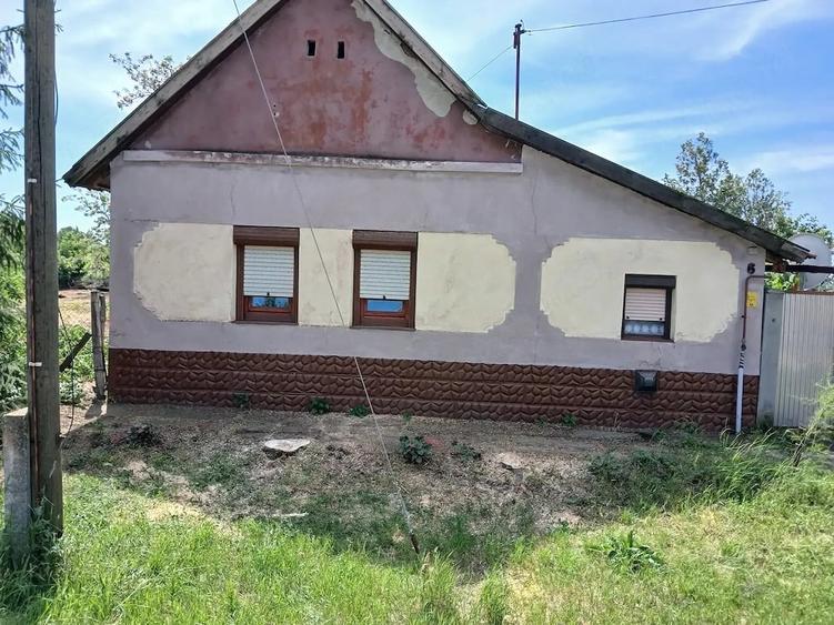 Casă cu 3 camere cu Teren 1500 Mp în Drăgășani