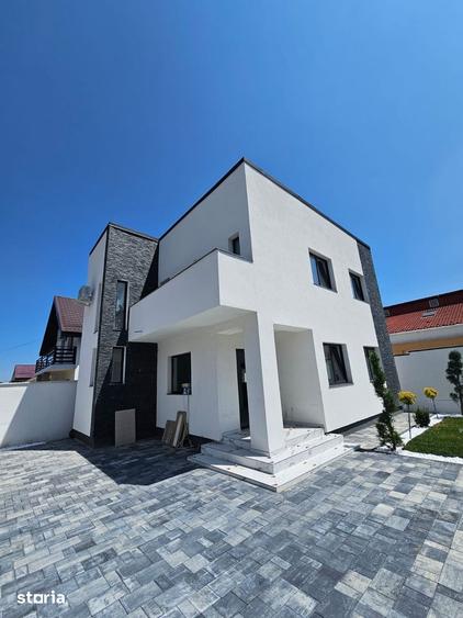 Casă cu 4 camere cu Teren 322 Mp în Romanești