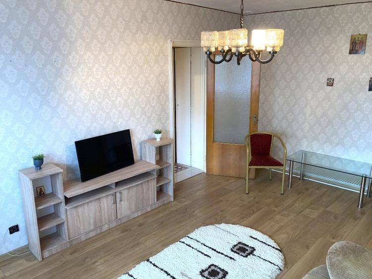 Apartament cu 3 camere semidecomandat în Rahova
