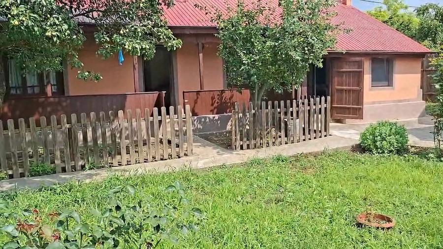 Casă cu 3 camere cu Teren 1160 Mp în Axintele