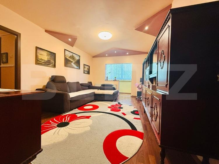 Apartament cu 4 camere semidecomandat, mobilat în Tractorul