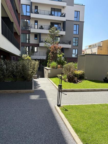 Apartament cu 3 camere nedecomandat în Barbu Văcărescu