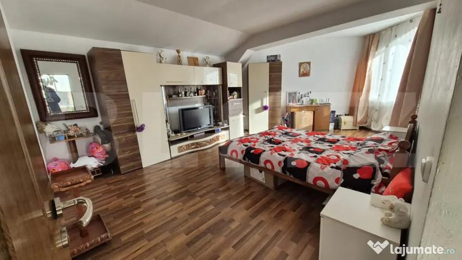 Casă cu 5 camere cu Teren 496 Mp în Cloșca