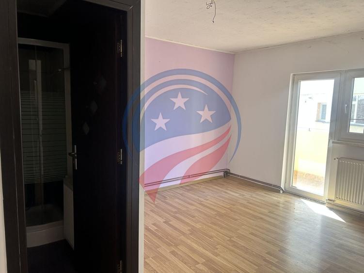 Casă individuală cu 10 camere cu Canalizare în Lăpuș