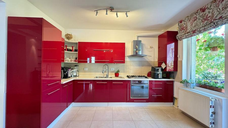 Apartament cu 3 camere decomandat, mobilat în Câmpului