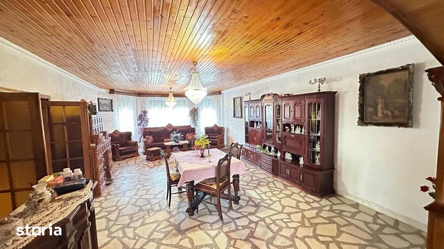 Casă cu 8 camere cu Teren 1420 Mp în Ghiroda